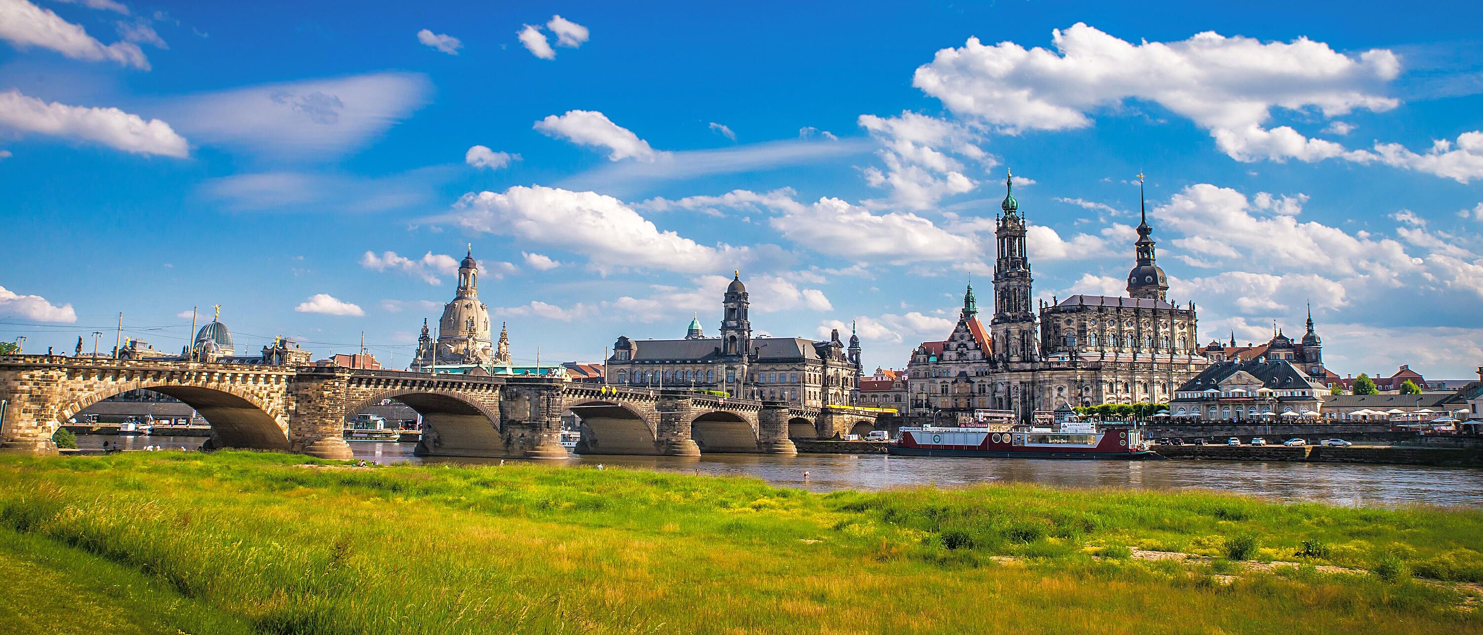 Blick über die Elbe Richtung Augustusbrücke auf die Altstadt von Dresden.