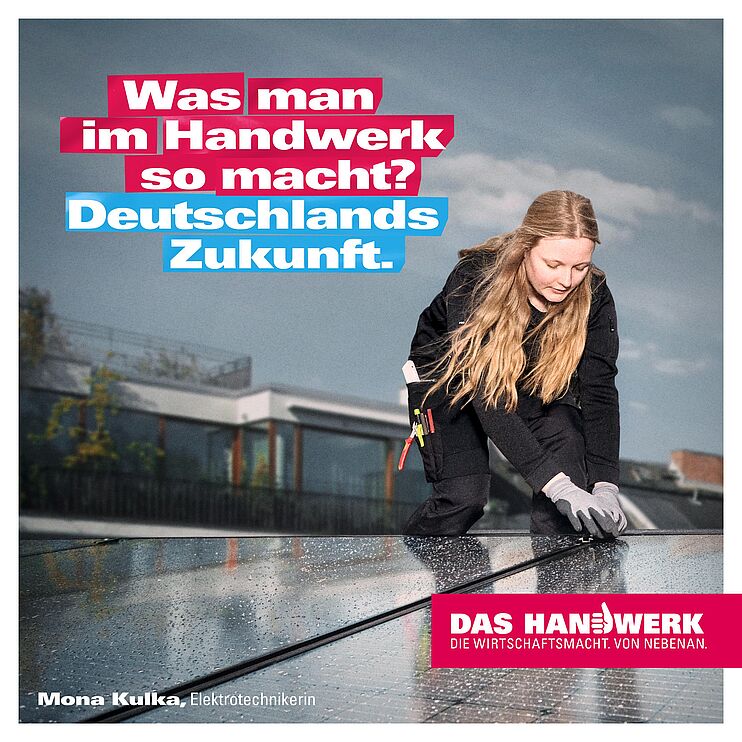 Eine Elektrikerin montiert auf einem Dach ein Solarpanel, darüber der Spruch: Was man im Handwerk so macht? Deutschlands Zukunft.