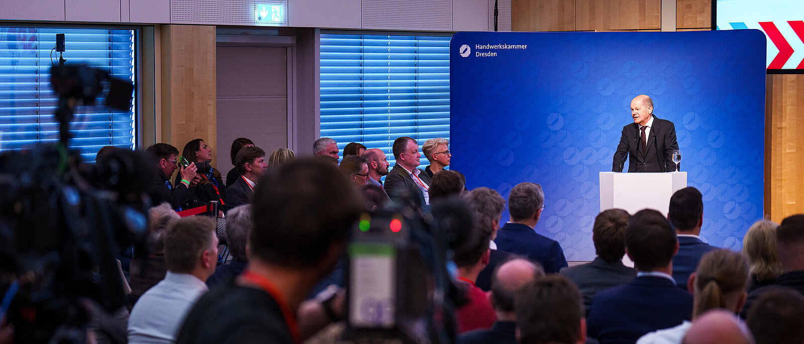 Bundeskanzler Scholz beantwortet Fragen von geladenen Handwerksbetrieben bei einer Podiumsdiskussion der SPD zum Thema „Zukunftsforum Wirtschaft – Arbeit – 2030“