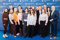 Impressionen von der Begrüßung der Gäste – Portraitaufnahmen vor einer blauen Fotowand