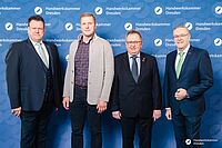 Impressionen von der Begrüßung der Gäste – Portraitaufnahmen vor einer blauen Fotowand