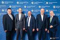 Impressionen von der Begrüßung der Gäste – Portraitaufnahmen vor einer blauen Fotowand
