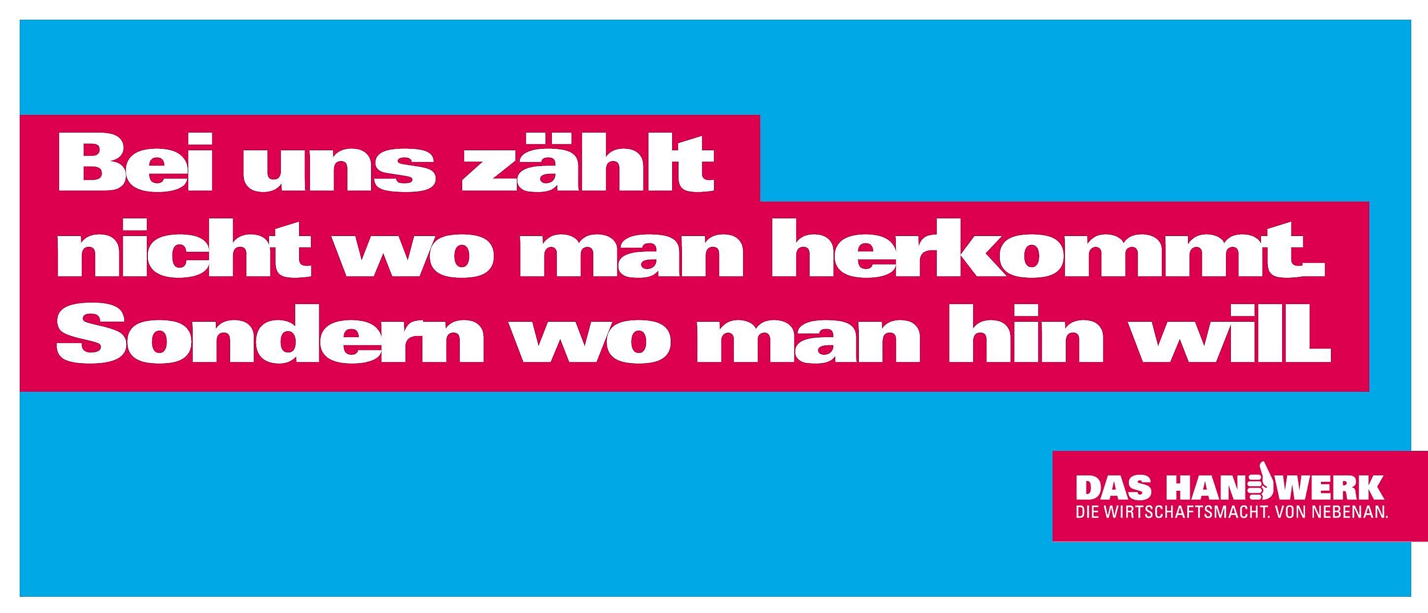 Hellblauer Hintergrund, darauf weiße Schrift auf rotem Hintergrund \"Bei uns zählt nicht wo man herkommt. Sondern wo man hin will.\"