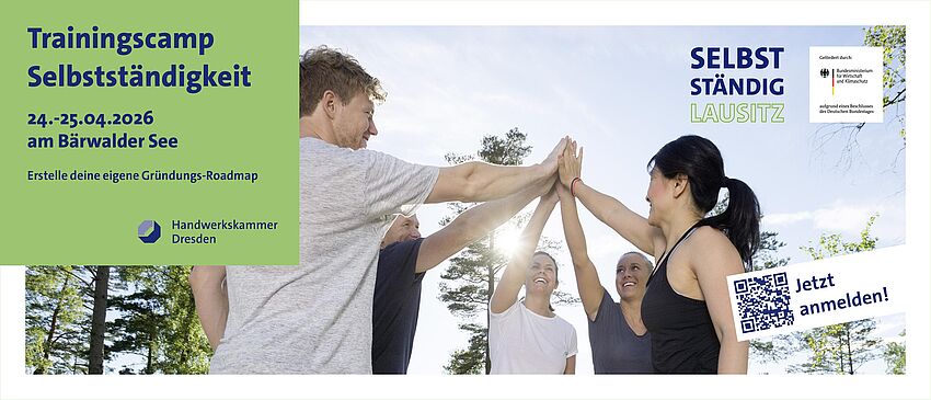 Trainingscamp Selbstständigkeit: Mach’s selbst. Mach’s richtig. Pack’s an! Fünf Personen stehen in einem Kreis und reichen sich in der Mitte des Kreises die Hände, mit der jeweiligen rechten Hand. Links, oben in der Ecke ein grüner Infokasten mit dem Termin und Ort. Rechts oben Partnerlogos von SelbstständigLausitz und dem Bundesministerium für Wirtschaft und Klimaschutz. Rechts unten ein QR-Code.