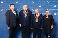 Impressionen von der Begrüßung der Gäste – Portraitaufnahmen vor einer blauen Fotowand