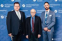 Impressionen von der Begrüßung der Gäste – Portraitaufnahmen vor einer blauen Fotowand