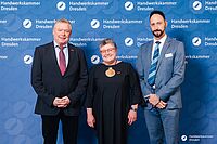 Impressionen von der Begrüßung der Gäste – Portraitaufnahmen vor einer blauen Fotowand