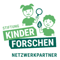 Logo mit enthaltenem Schriftzug Stiftung Kinder forschen und dem Untertitel Netzwerkpartner. Rechtsoberhalb zwei Kinder die jeweils eine Lupe und ein Blatt in der Hand halten.