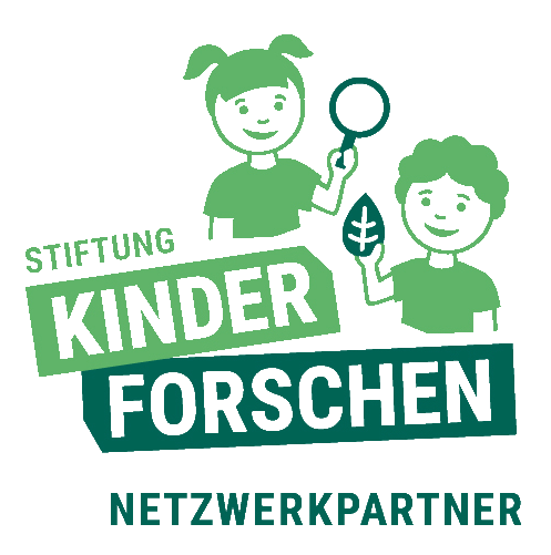 Logo mit enthaltenem Schriftzug Stiftung Kinder forschen und dem Untertitel Netzwerkpartner. Rechtsoberhalb zwei Kinder die jeweils eine Lupe und ein Blatt in der Hand halten.