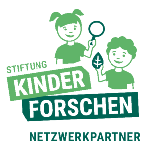 Logo mit enthaltenem Schriftzug Stiftung Kinder forschen und dem Untertitel Netzwerkpartner. Rechtsoberhalb zwei Kinder die jeweils eine Lupe und ein Blatt in der Hand halten.