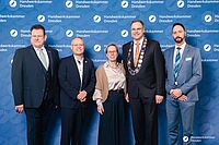 Impressionen von der Begrüßung der Gäste – Portraitaufnahmen vor einer blauen Fotowand