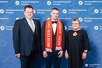 Impressionen von der Begrüßung der Gäste – Portraitaufnahmen vor einer blauen Fotowand
