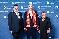 Impressionen von der Begrüßung der Gäste – Portraitaufnahmen vor einer blauen Fotowand