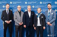 Impressionen von der Begrüßung der Gäste – Portraitaufnahmen vor einer blauen Fotowand