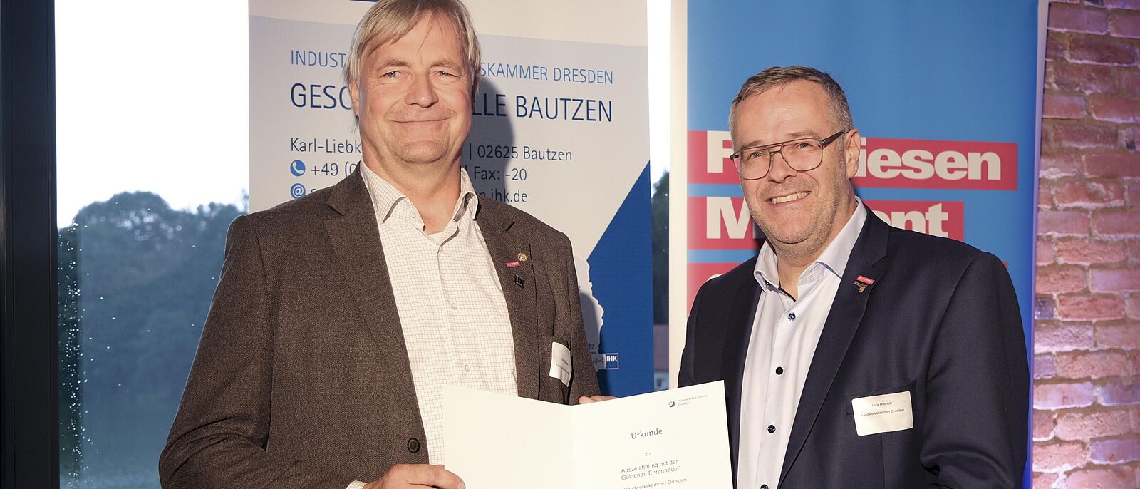 Präsident der Handwerkskammer Dresden überreicht Frank Scholze die Auszeichnung \"Ehrennadel der Handwerkskammer Dresden in Gold\".