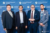 Impressionen von der Begrüßung der Gäste – Portraitaufnahmen vor einer blauen Fotowand