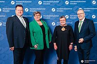Impressionen von der Begrüßung der Gäste – Portraitaufnahmen vor einer blauen Fotowand