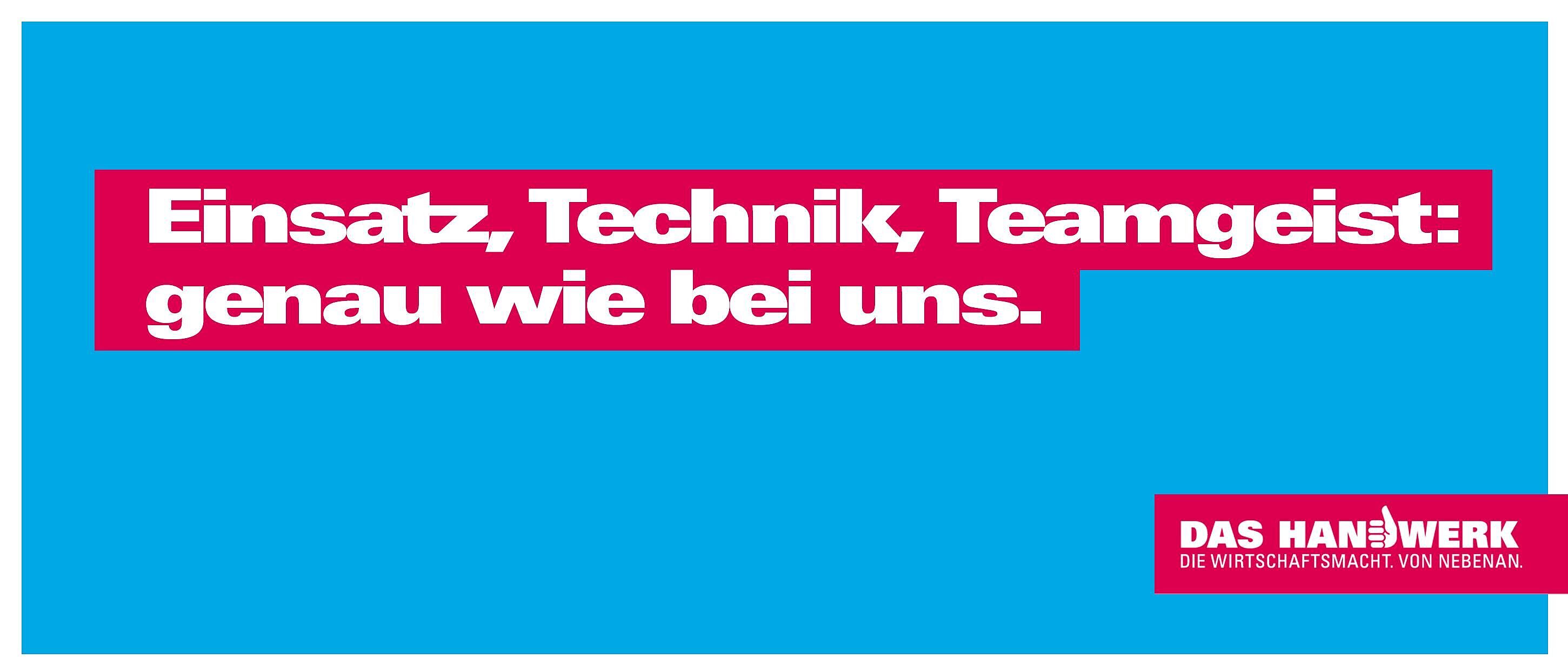 Hellblauer Hintergrund darauf ein weißer Schriftzug mit rotem Hintergrund: Einsatz, Technik, Teamgeist: genau wie bei uns.
