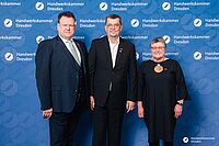 Impressionen von der Begrüßung der Gäste – Portraitaufnahmen vor einer blauen Fotowand