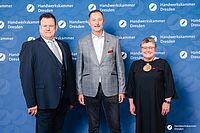 Impressionen von der Begrüßung der Gäste – Portraitaufnahmen vor einer blauen Fotowand