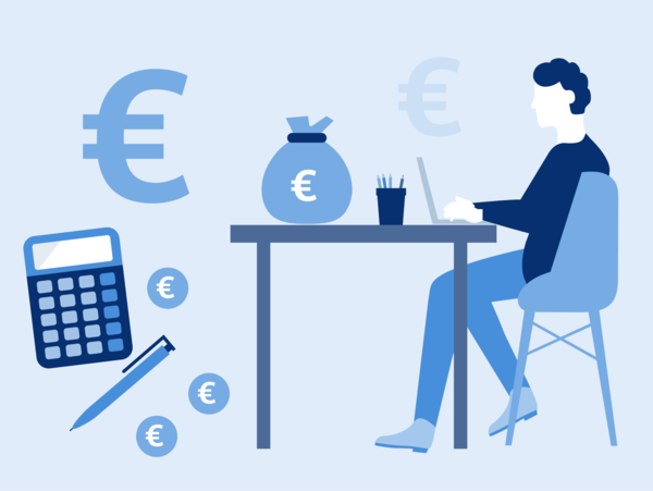 Illustration von einer Person die mit einem Laptop am Schreibtisch sitzt. Auf dem Schreibtisch ein symbolischer Geldsack mit dem Euro-Zeichen darauf und ein Stifthalter mit mehreren Stiften. Um diesen Schreibtisch herum, im Hintergrund sind ein Taschenrechner, ein Stift und mehrere Euro-Zeichen als Buchstabe und als Münze arrangiert.