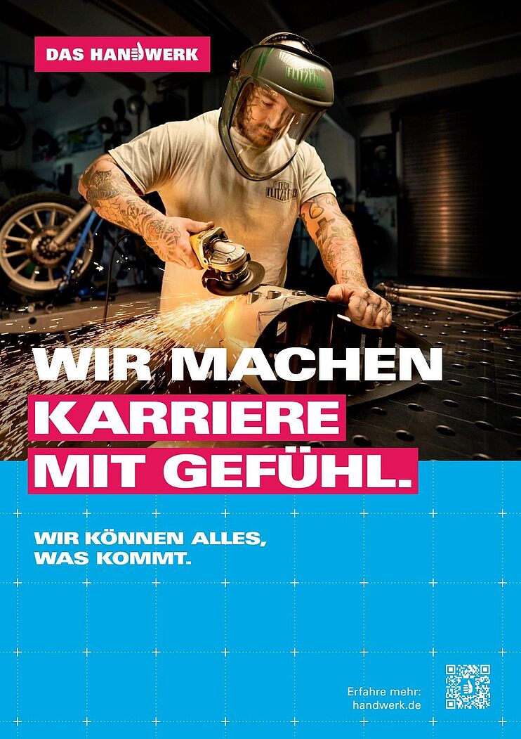 Links ist ein Bildmotiv eines Karosserie- und Fahrzeugbaumechanikers zu sehen, der gerade ein Werkstück schleift. Rechts daneben ein weißer Schriftzug auf blauem Hintergrund \"Wir machen Kariere mit Gefühl.\"
