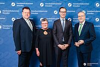 Impressionen von der Begrüßung der Gäste – Portraitaufnahmen vor einer blauen Fotowand