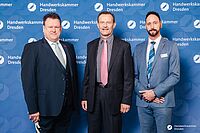 Impressionen von der Begrüßung der Gäste – Portraitaufnahmen vor einer blauen Fotowand