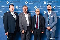 Impressionen von der Begrüßung der Gäste – Portraitaufnahmen vor einer blauen Fotowand