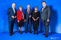 Impressionen von der Begrüßung der Gäste – Portraitaufnahmen vor einer blauen Fotowand