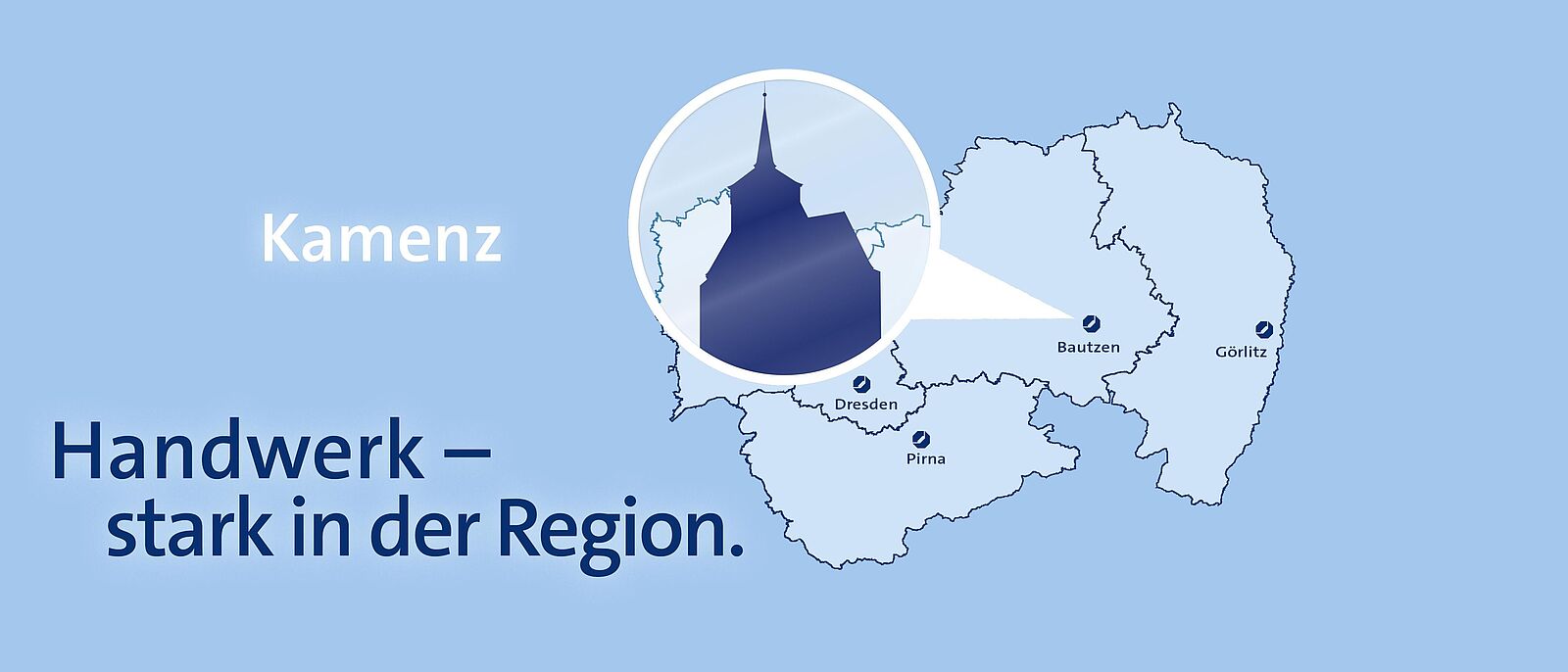 Hellblauer Hintergrund mit einer Karte der Landesdirektion Dresden, darauf ein runder weißer Marker mit der Sehenswürdigkeit von Bautzen als dunkelblau hinterlegter Silhouette, daran ein weißer Pfeil der auf Bautzen zeigt.