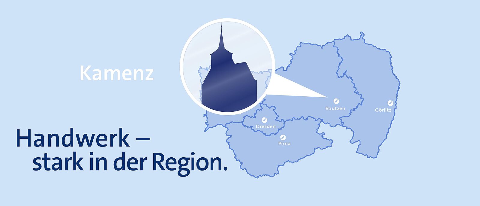 Hellblauer Hintergrund mit einer Karte der Landesdirektion Dresden, darauf ein runder weißer Marker mit der Sehenswürdigkeit von Bautzen als dunkelblau hinterlegter Silhouette, daran ein weißer Pfeil der auf Bautzen zeigt.
