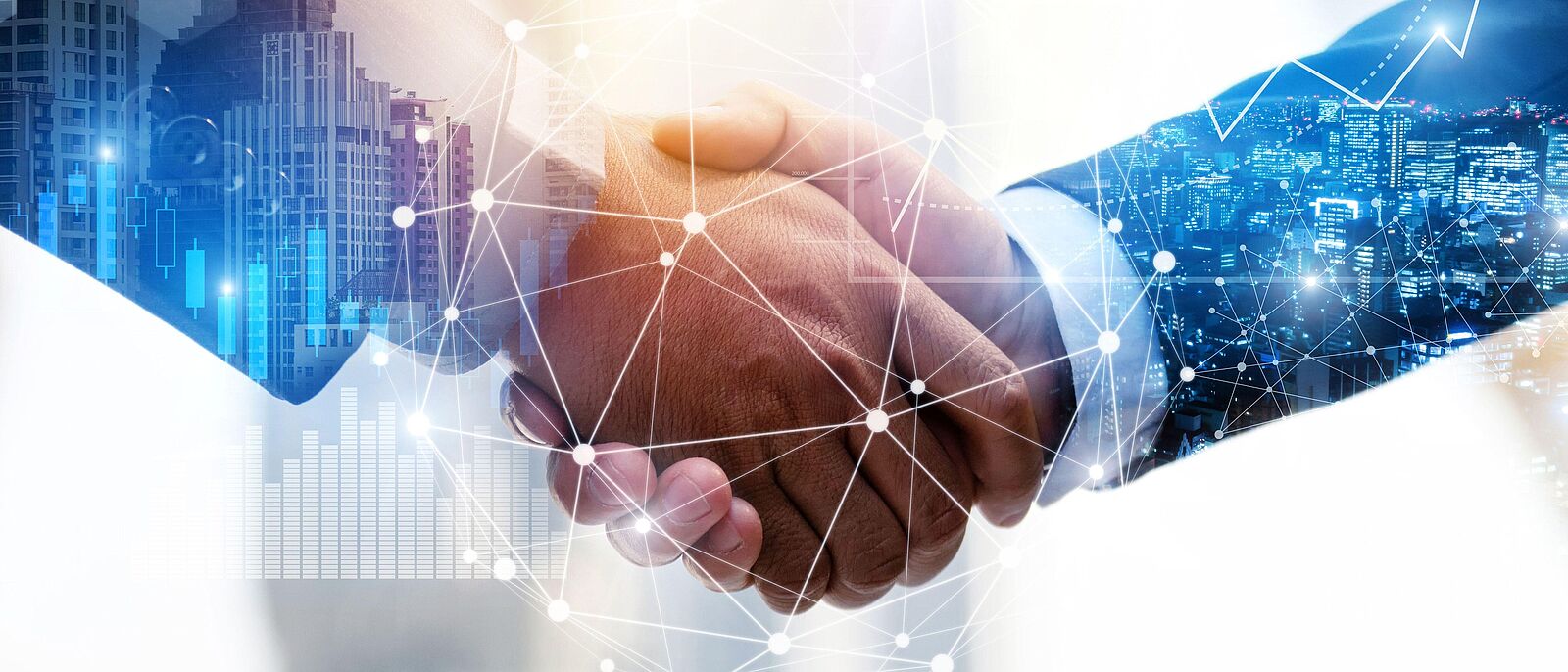 zwei Menschen reichen sich die Hände