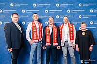 Impressionen von der Begrüßung der Gäste – Portraitaufnahmen vor einer blauen Fotowand