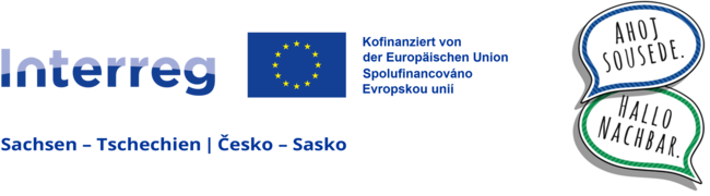 Logobanner von Fördermittelpartnern des Projekts EnMo: Interreg (Schriftzug \"Interreg\". Daneben die Fahne der EU (blauer Hintergrund mit 12 gelben Sternen) und dem Text \"Kofinanziert von der Europäischen Union\". Darunter die Schriftzeile \"Sachsen – Tschechien | Cesko – Sasko\") und Ahoi (bestehen aus zwei übereinander gestapelten weißen Sprechblasen, welche französischen blauen Text \"AHOI SOUSEDE.\" und deutschen grünen Text \"HALLO NACHBAR\" enthält.)