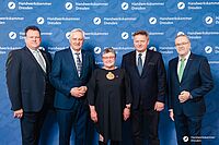 Impressionen von der Begrüßung der Gäste – Portraitaufnahmen vor einer blauen Fotowand