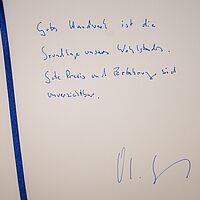 Eintrag von Olaf Scholz in Gästebuch: Gute Handwerk ist die Grundlage unseres Wohlstandes. Gute Praxis und Erfahrung sind unverzichtbar.