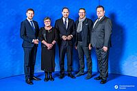 Impressionen von der Begrüßung der Gäste – Portraitaufnahmen vor einer blauen Fotowand