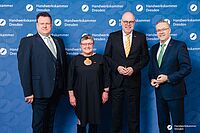 Impressionen von der Begrüßung der Gäste – Portraitaufnahmen vor einer blauen Fotowand
