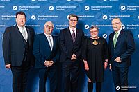 Impressionen von der Begrüßung der Gäste – Portraitaufnahmen vor einer blauen Fotowand