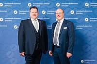 Impressionen von der Begrüßung der Gäste – Portraitaufnahmen vor einer blauen Fotowand