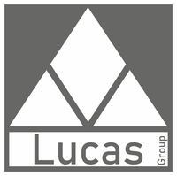 Quadratisches graues Motiv einer Art Pyraminde. Darunter der Schriftzug \"Lucas\". Rechts klein daneben und ich hochkant (wie die Größe des Schriftzuges) der Schriftzug \"Group\"
