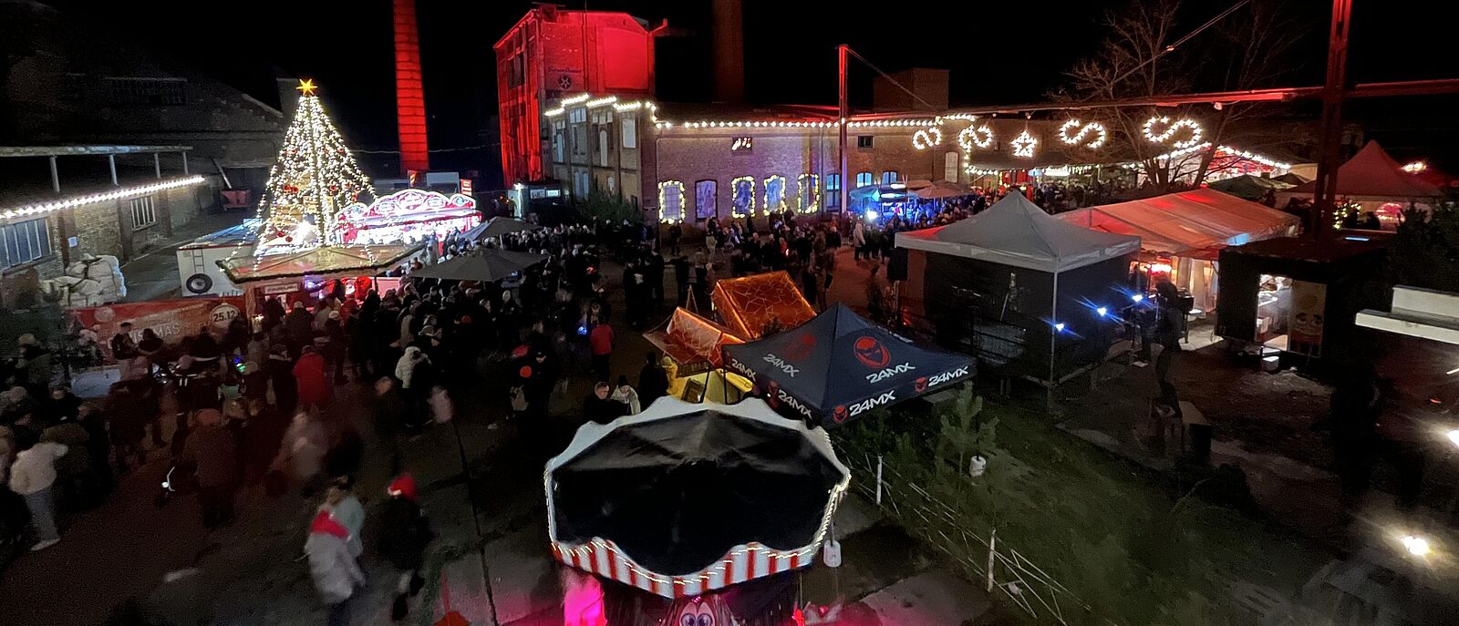 Begeisterung für die Lausitzer Handwerkskunst auf dem Weihnachtsmarkt in Weißwasser Impressionen vom Weihnachtsmarkt auf dem Telux-Gelände in Weißwasser mit seinem vielfältigen Angebot an Kunsthandwerk aus der Lausitz.