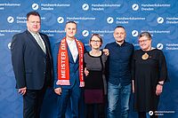 Impressionen von der Begrüßung der Gäste – Portraitaufnahmen vor einer blauen Fotowand