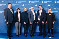 Impressionen von der Begrüßung der Gäste – Portraitaufnahmen vor einer blauen Fotowand