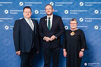 Impressionen von der Begrüßung der Gäste – Portraitaufnahmen vor einer blauen Fotowand