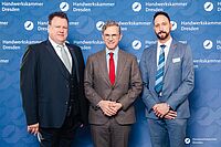 Impressionen von der Begrüßung der Gäste – Portraitaufnahmen vor einer blauen Fotowand