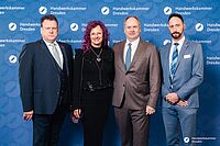 Impressionen von der Begrüßung der Gäste – Portraitaufnahmen vor einer blauen Fotowand