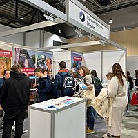 Blick auf einen Messestand mit regionalen Motiven der Imagekampagne.