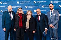 Impressionen von der Begrüßung der Gäste – Portraitaufnahmen vor einer blauen Fotowand
